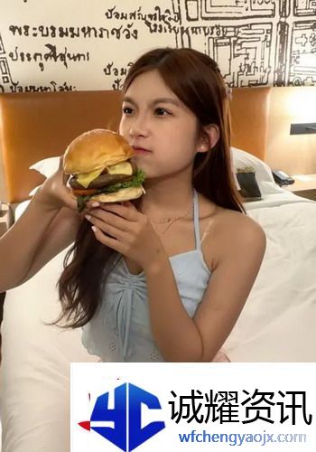 女生胸前两颗大大的包是什么